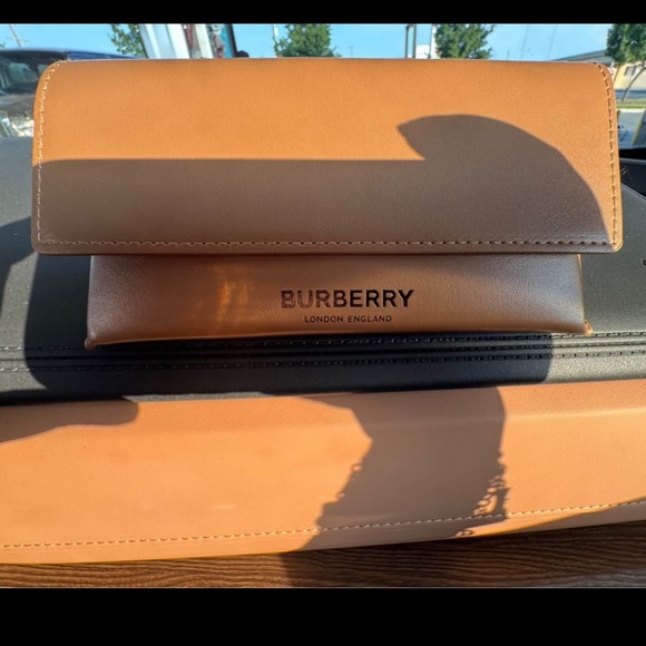 Burberry sunglasses like new - Picture 3 of 4